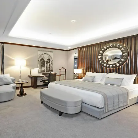 Crowne Plaza Convention Center & Thermal By Ihg Szálloda 5*