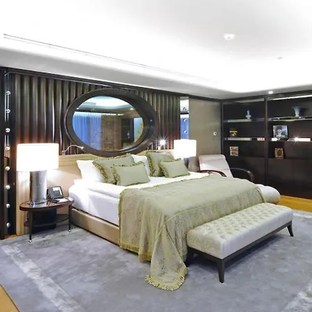 クラウン プラザ コンベンション センター ＆ サーマル スパ 5*