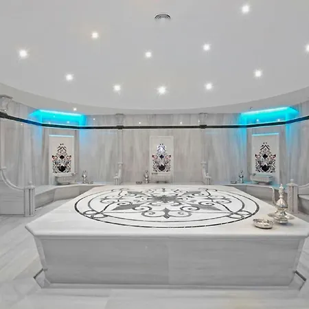 Crowne Plaza Convention Center & Thermal By Ihg 5*