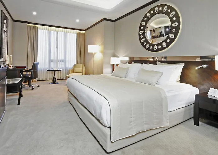 מלון Crowne Plaza Convention Center & Thermal By Ihg 5*