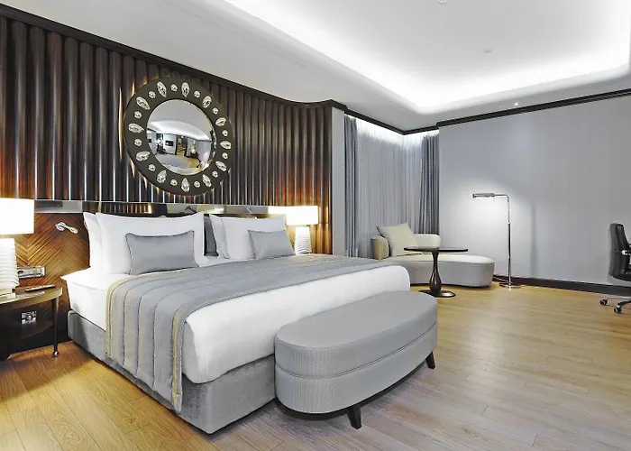 מלון Crowne Plaza Convention Center & Thermal By Ihg 5*